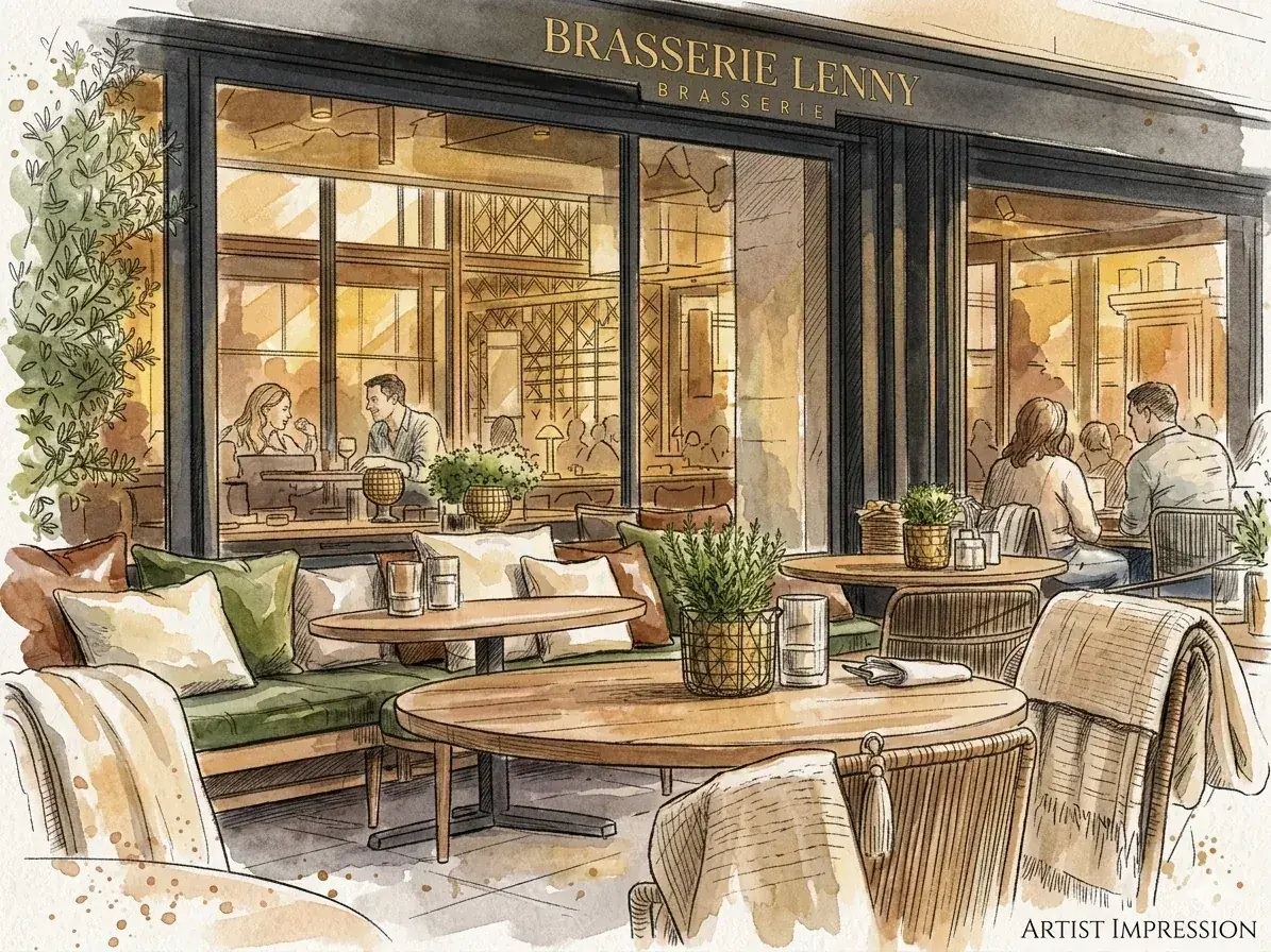 Brasserie gevel met linnen kussens, plantenbakken en avondlicht.